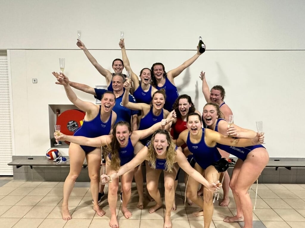 • Het waterpolovrouwenteam van Aquarijn is kampioen geworden in de tweede divisie. 