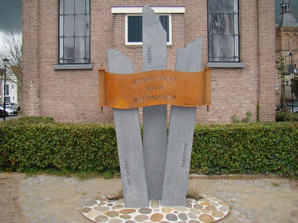 Joods Monument achter v.m. synagoge