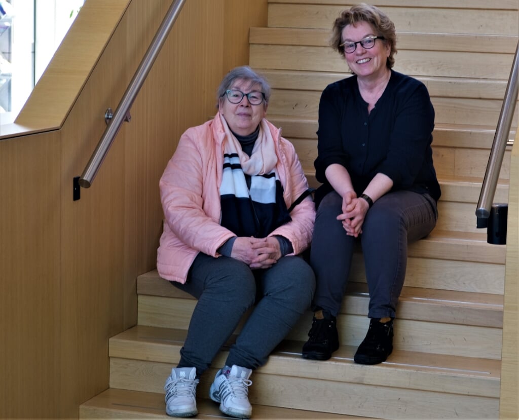 Mieke van de Besselaar (l) en Magda van Ooijen werken samen aan het project 'Moderne Kermiskoek'