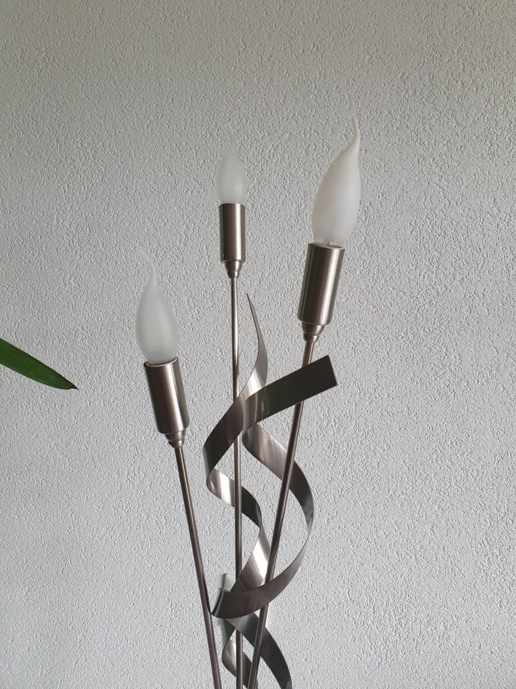 Staande zilverkleurige lamp