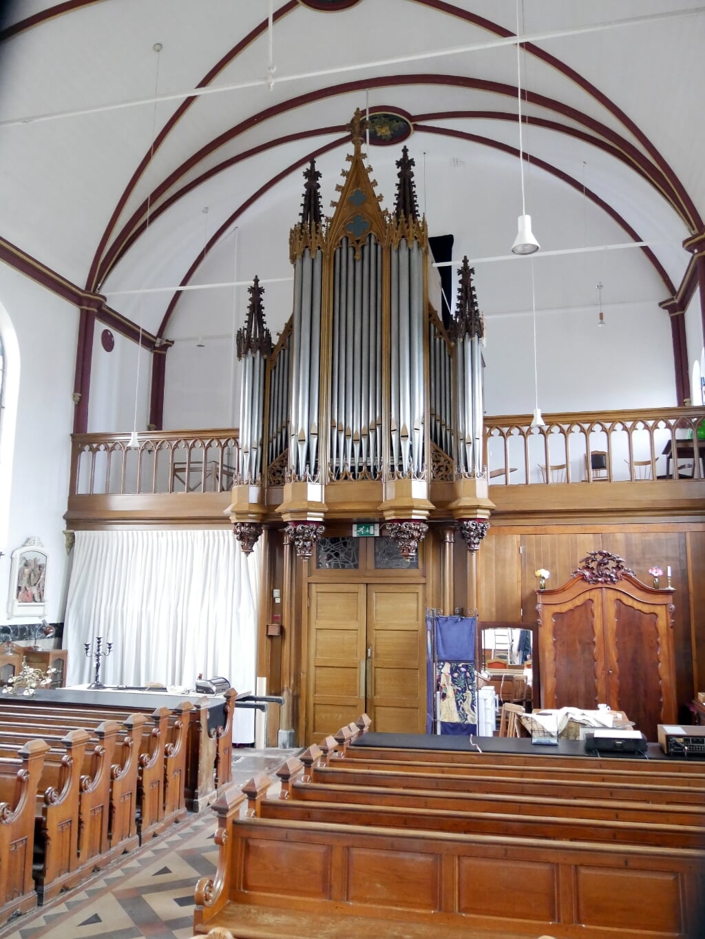 • Gerestaureerde orgel in het Rumpts kerkje.