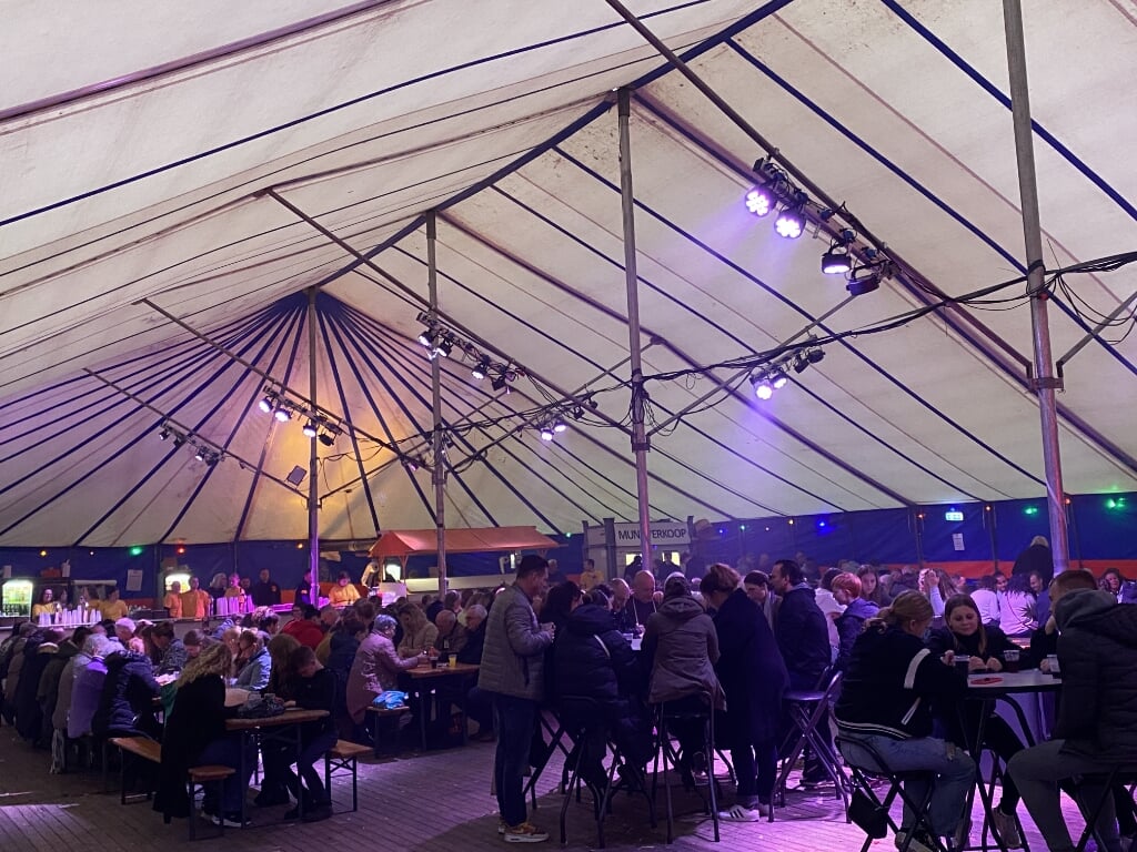 • De bingoavond in de grote tent van Stichting Amaliastein.