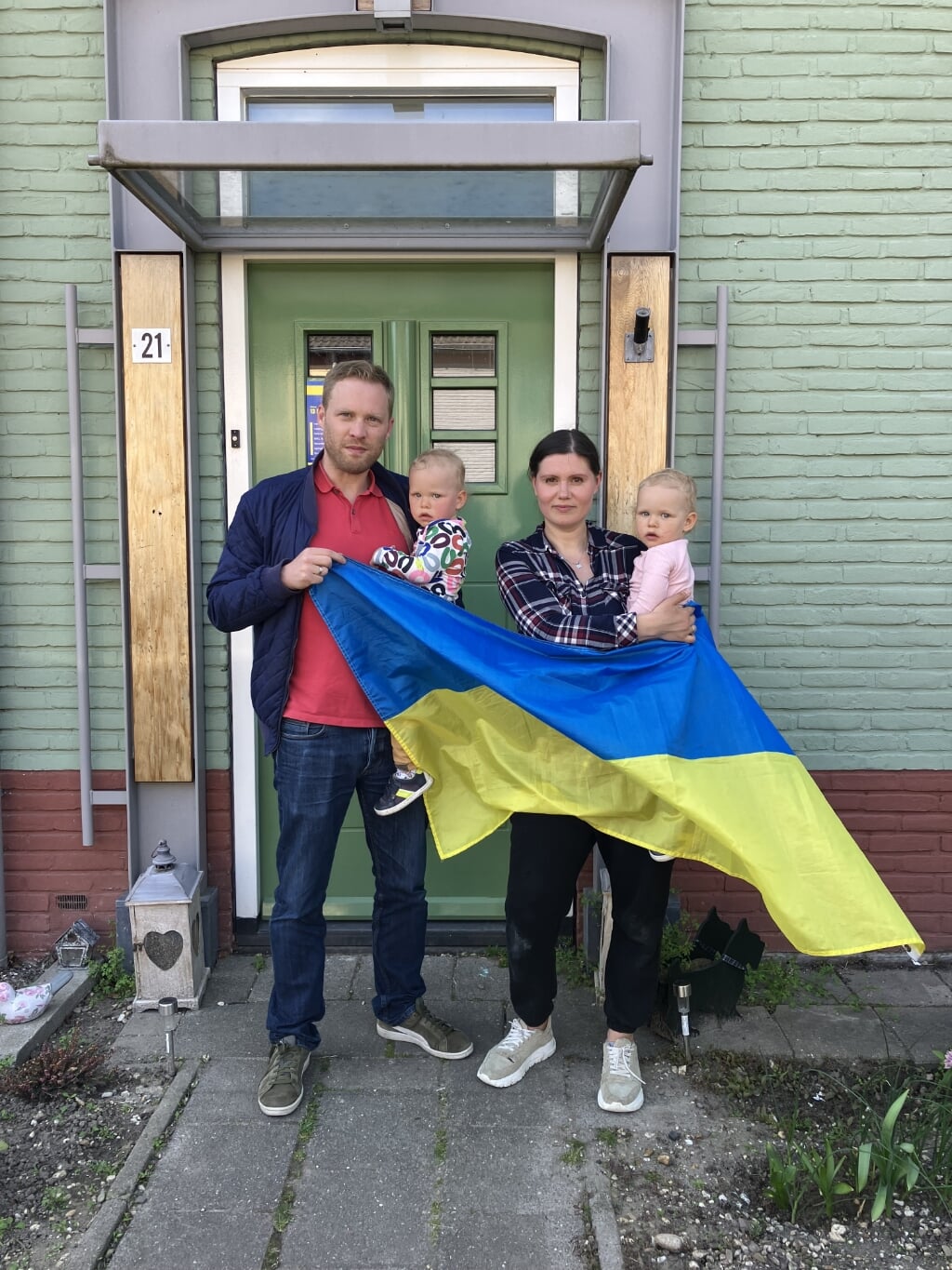• André Fonteijn met zijn Oekraïense vrouw Valentyna en tweeling Vivi en Lizzy.