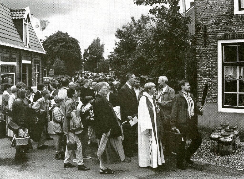• Vanuit de oude kerk aan de Botersloot gaan de gemeenteleden naar de nieuwe Ontmoetingskerk.