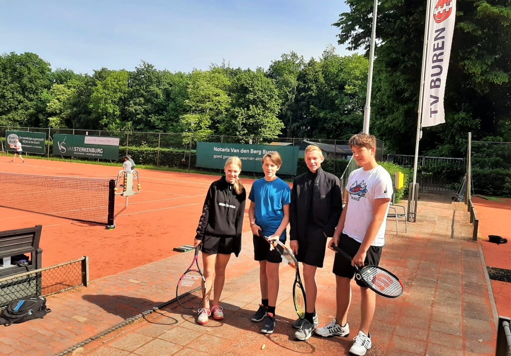 • De jeugdleden Nienke, Sven, Luke en Junior (vlnr) van het jubilerende TV Buren bij de vernieuwde tennisbanen.
