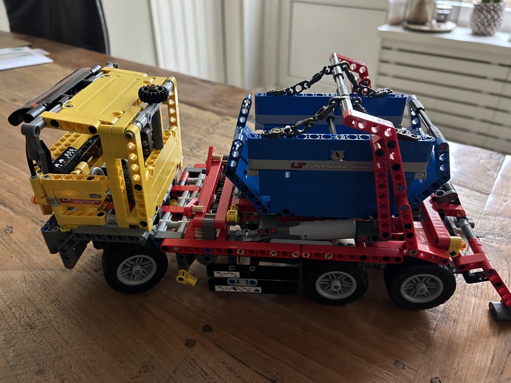 Lego Technic containertruck 42024