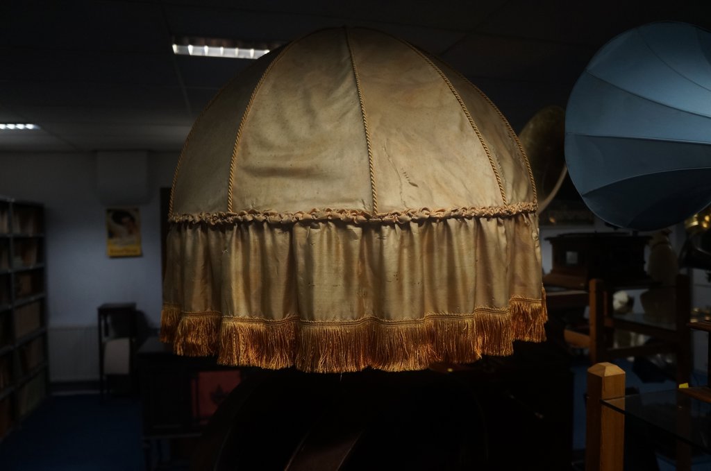 Opnieuw bekleden van oude lampekap