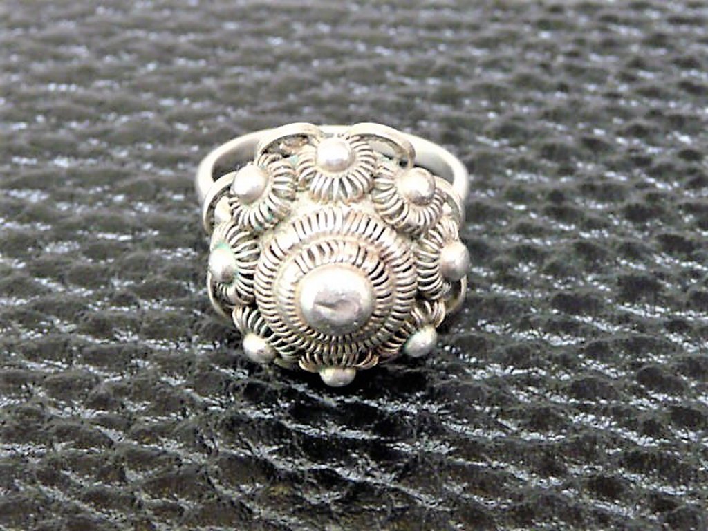 Zilveren ring met zeeuwse knop voor 20,00 euro
