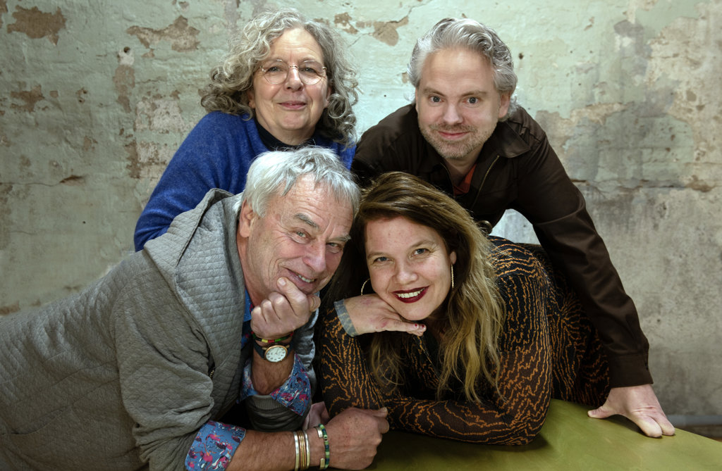 • De vier theatermakers: Greet Mertens (links), Tom Jaspers, Ton van Vlijmen en Suzanne Reindersma (rechts).