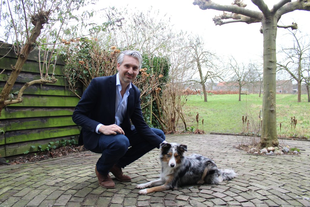 • Dirk Janse samen met zijn hond in Buurmalsen. 