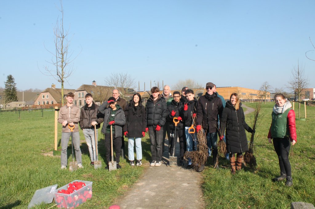 • Met goede moed ging het team aan de slag om 195 bomen te planten in Vianen.