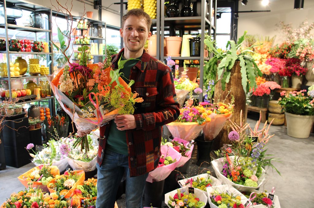 • Niels de Jong in de nieuwe winkel van Natuurlijk Bloemen op winkelcentrum Molenvliet.