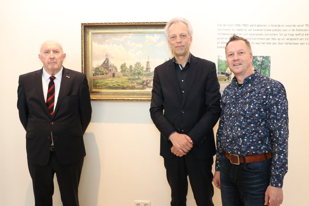 • Van links naar rechts: Hans van den Heuvel, Sjors Fröhlich en Mathieu van Pelt, de conservator van het museum.