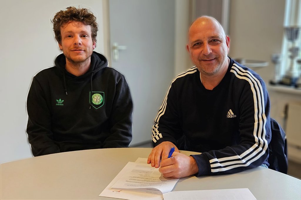 • Yoerik van't Pad (links, bestuurslid technische zaken) en Marcel Akkerman bij het ondertekening van de overeenkomst.