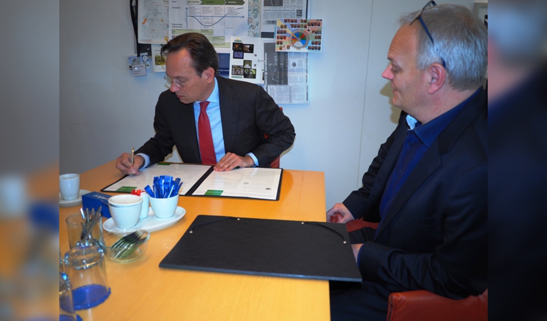  Gedeputeerde Jan-Nico Appelman ondertekent de overeenkomst. rechts Remco Hafkamp.