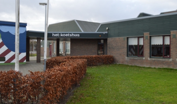 <p>Het Koetshuis met links het Linander-station.</p>