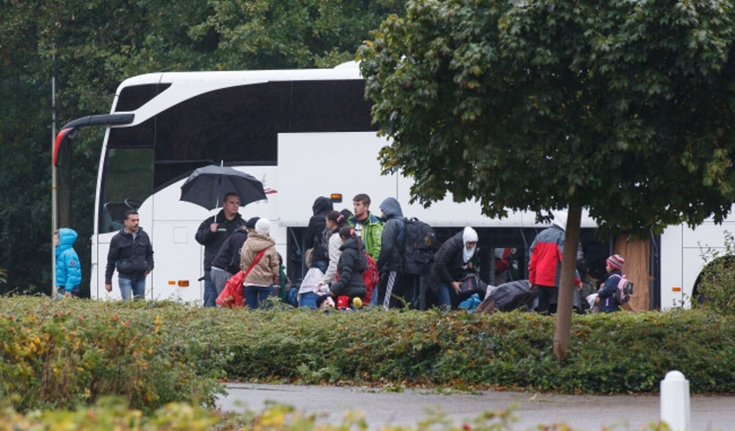  Syrische vluchtelingen die aankomen bij de Hasselter sporthal de Prinsenhof.