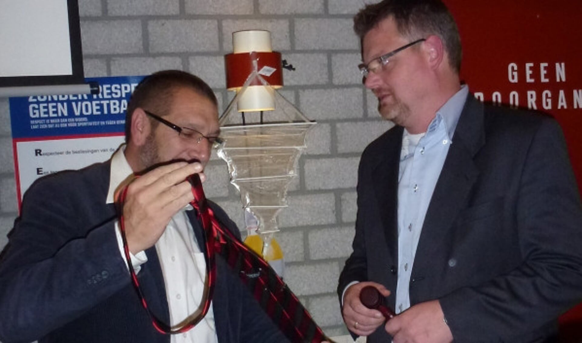  Piet Sparreboom overhandigt de stropdas aan Jan Pieter Stoop.