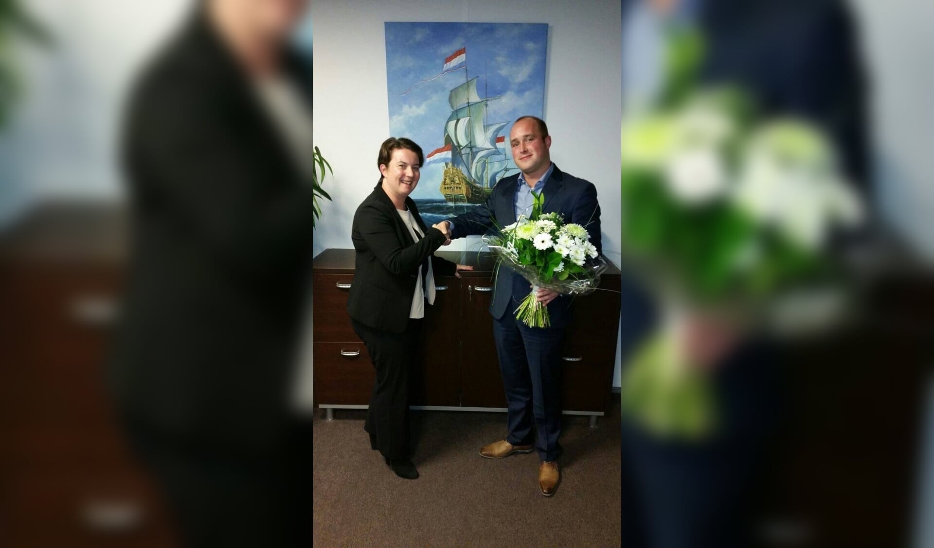  Bart-Jan Gardebroek overhandigt bloemen aan Claudi Groothuis-Schuurman