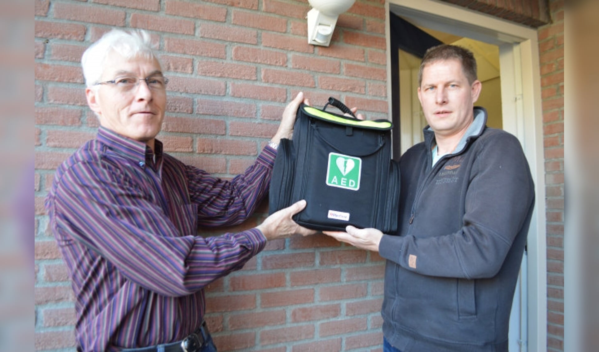  Janco Steenhuis en Kars Kootstra bij de plek waar het AED-kastje moet komen.