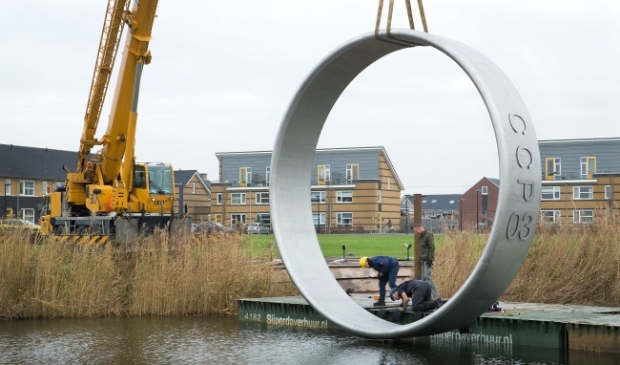 <p>Plaatsing van de ring in 2015.</p>