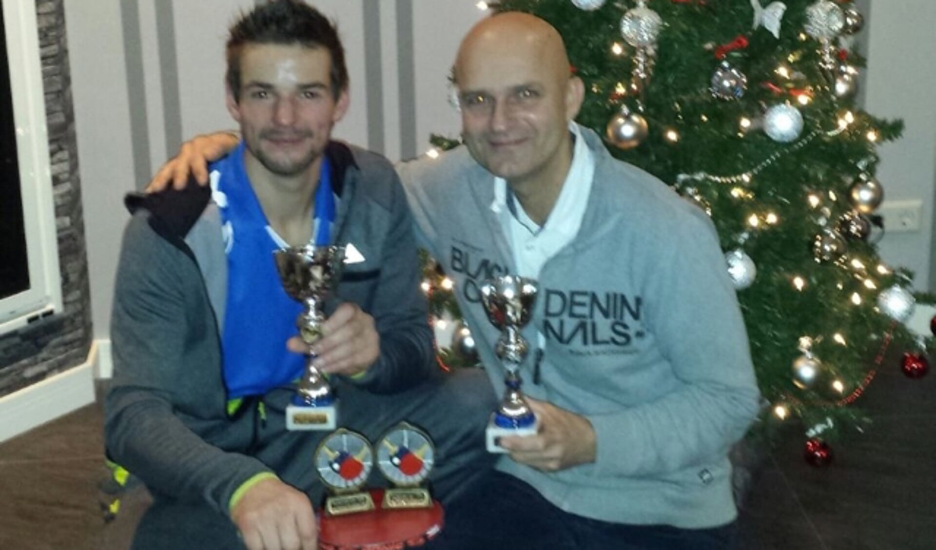  Tromp Baarssen en Jan de Vries met de gewonnen bokalen.