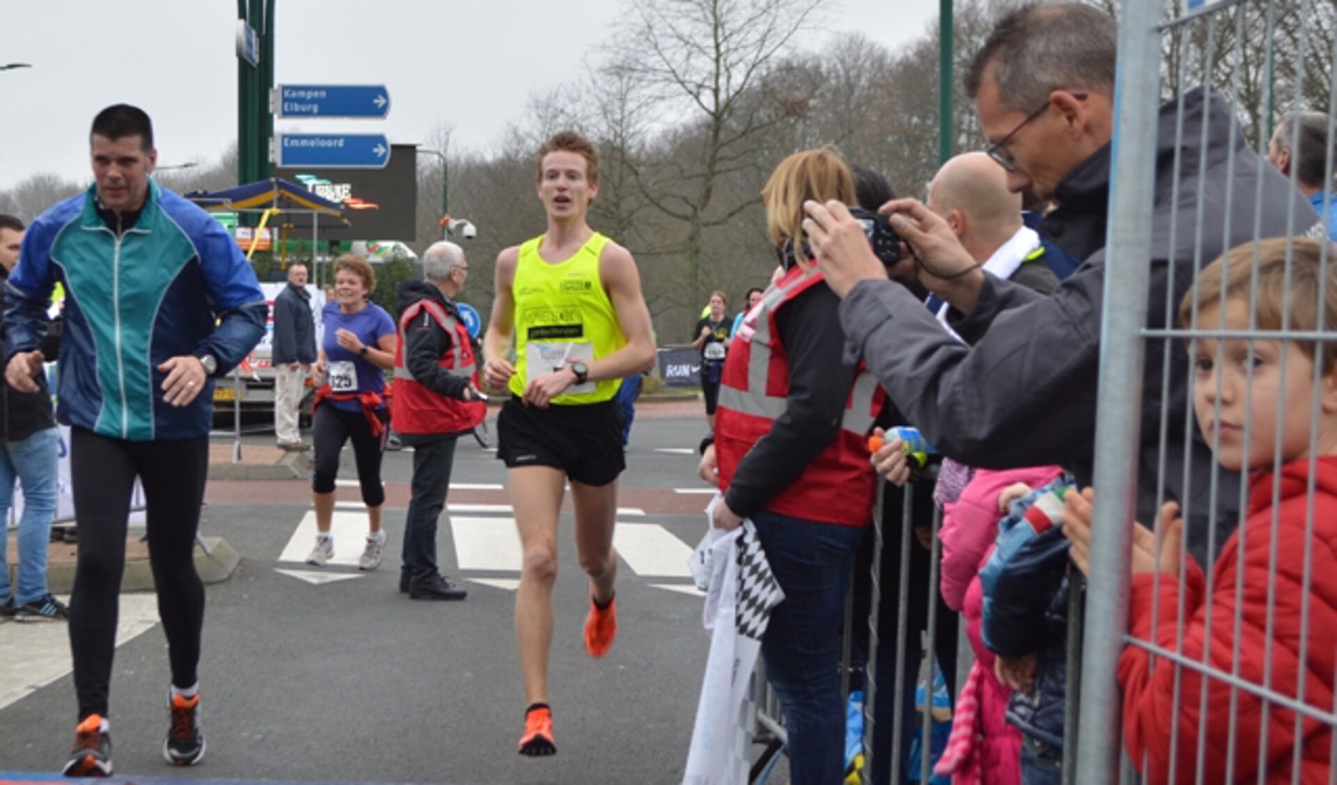  Joeri Wolf komt als derde over de finish.