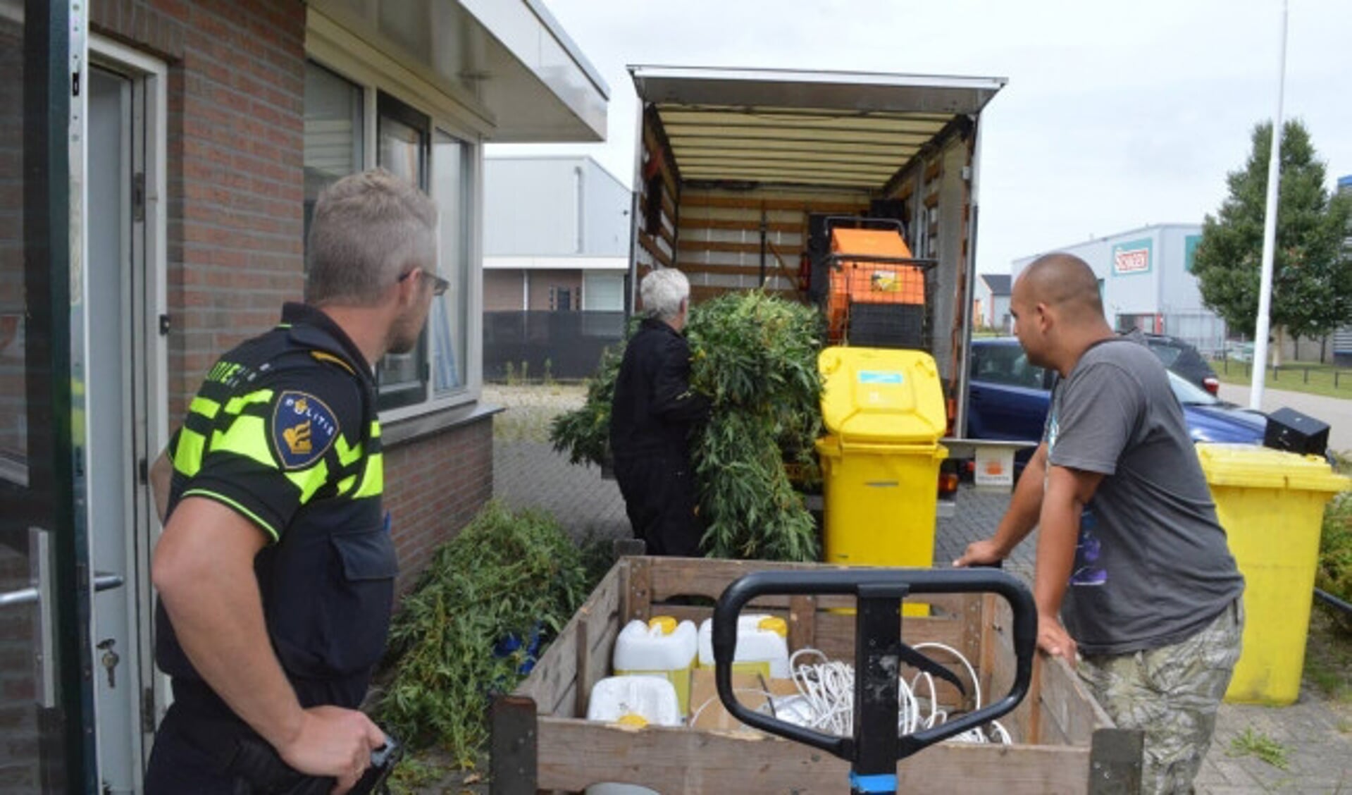  De ontmanteling van een hennepplantage in Swifterbant.