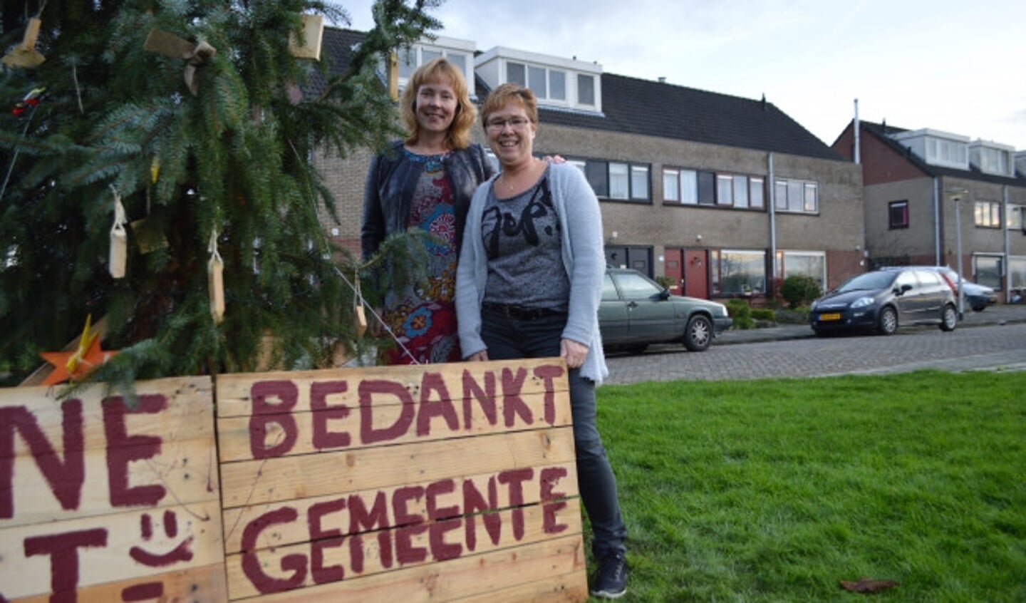  De buurvrouwen Karin Spekkink en Yvonne de Bree bij de kerstboom.