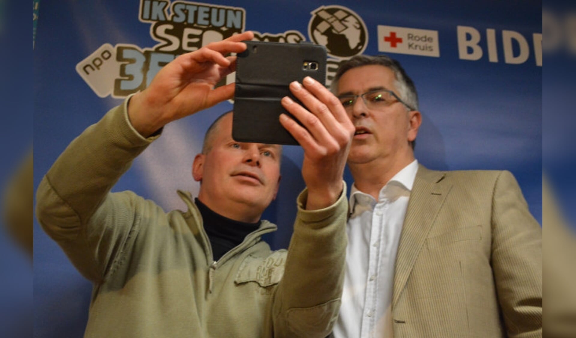 Dorpsvoorzitter Willem Feiken en wethouder Ton van Amerongen bij het speciale selfie-spandoek in Het Koetshuis.