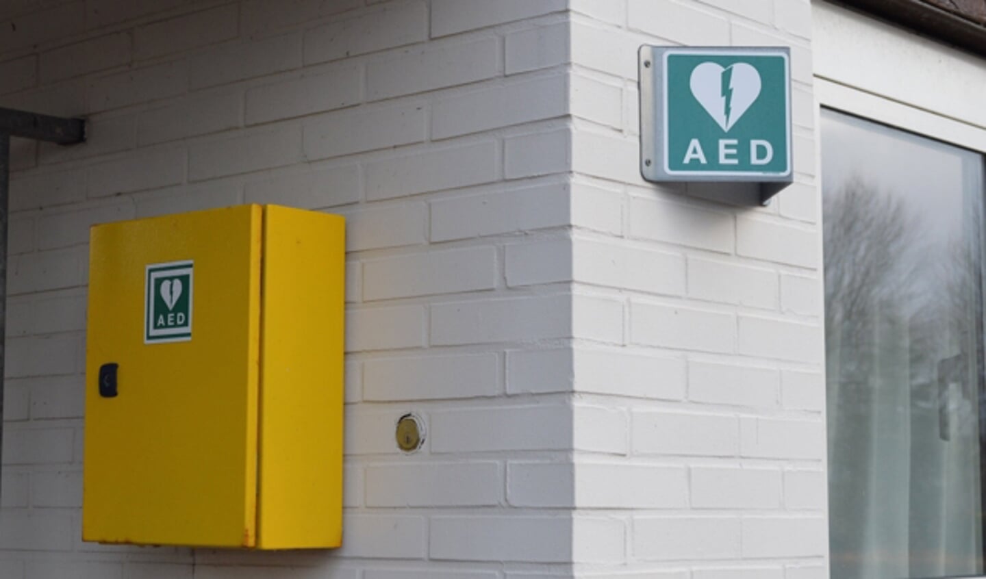  Eén van de 9 AED's in Biddinghuizen.