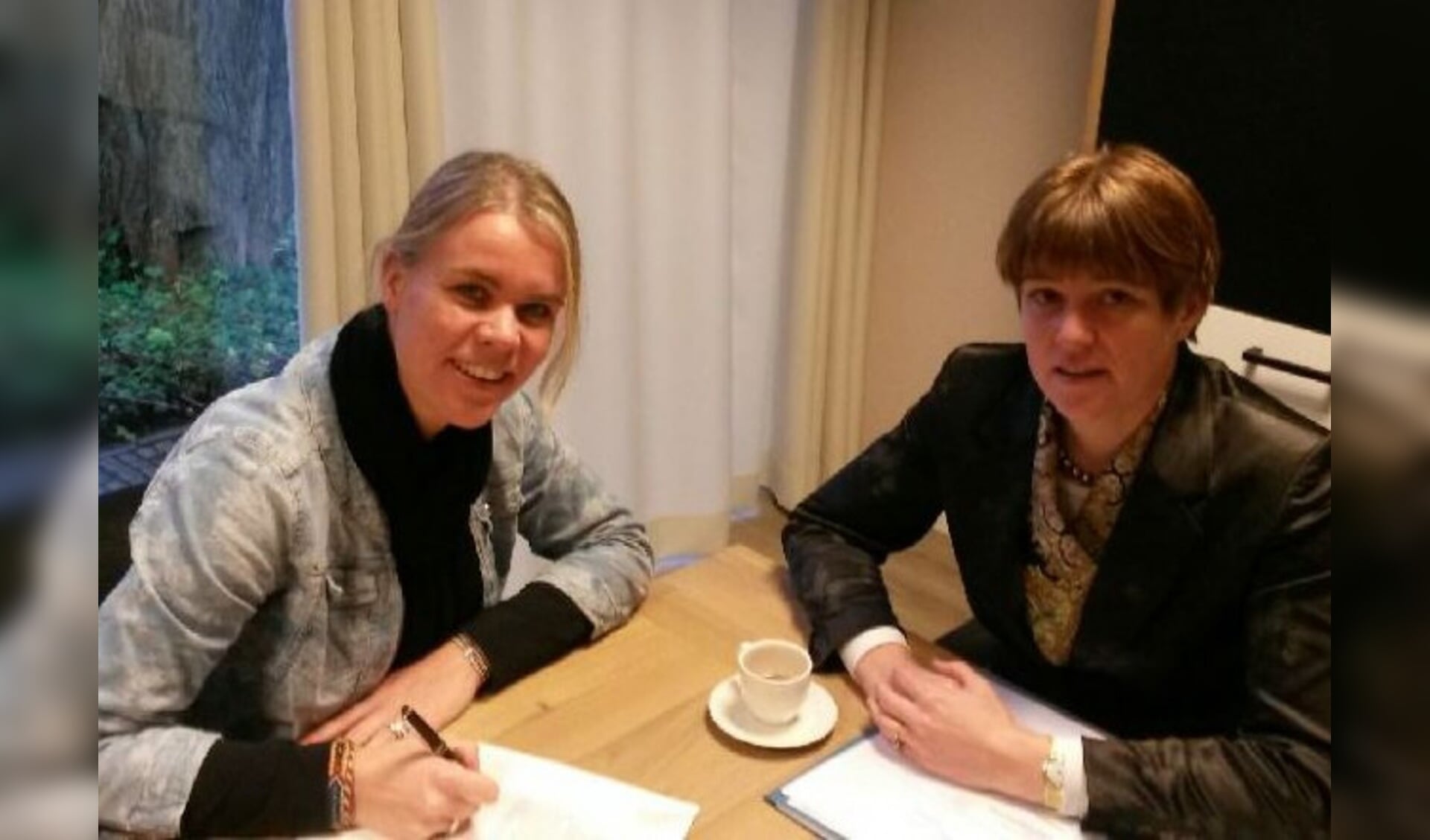  Kristel Pinkster ondertekent de oprichtingsakte van de stichting.