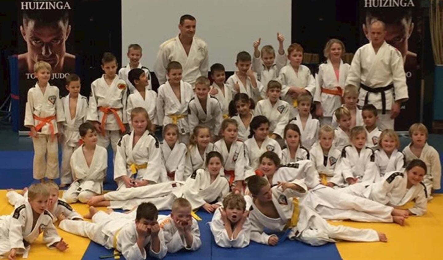  Mark Huizinga met de judojeugd uit Swifterbant.