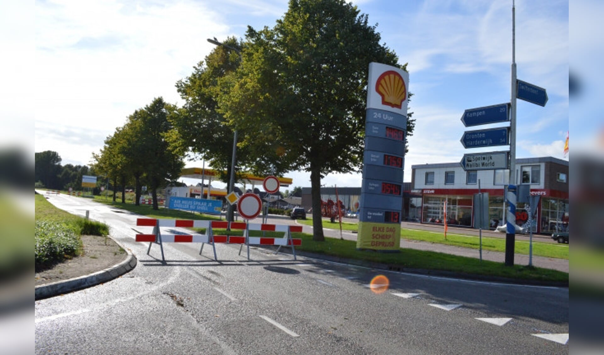  De locatie van de nieuwe rotonde bij de wegafsluiting van vorig jaar.