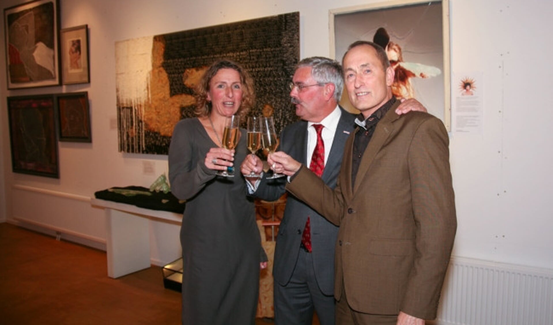  Burgemeester Aat de Jonge (midden) met de eigenaars Caroline Bik en Wim Schoonhoven