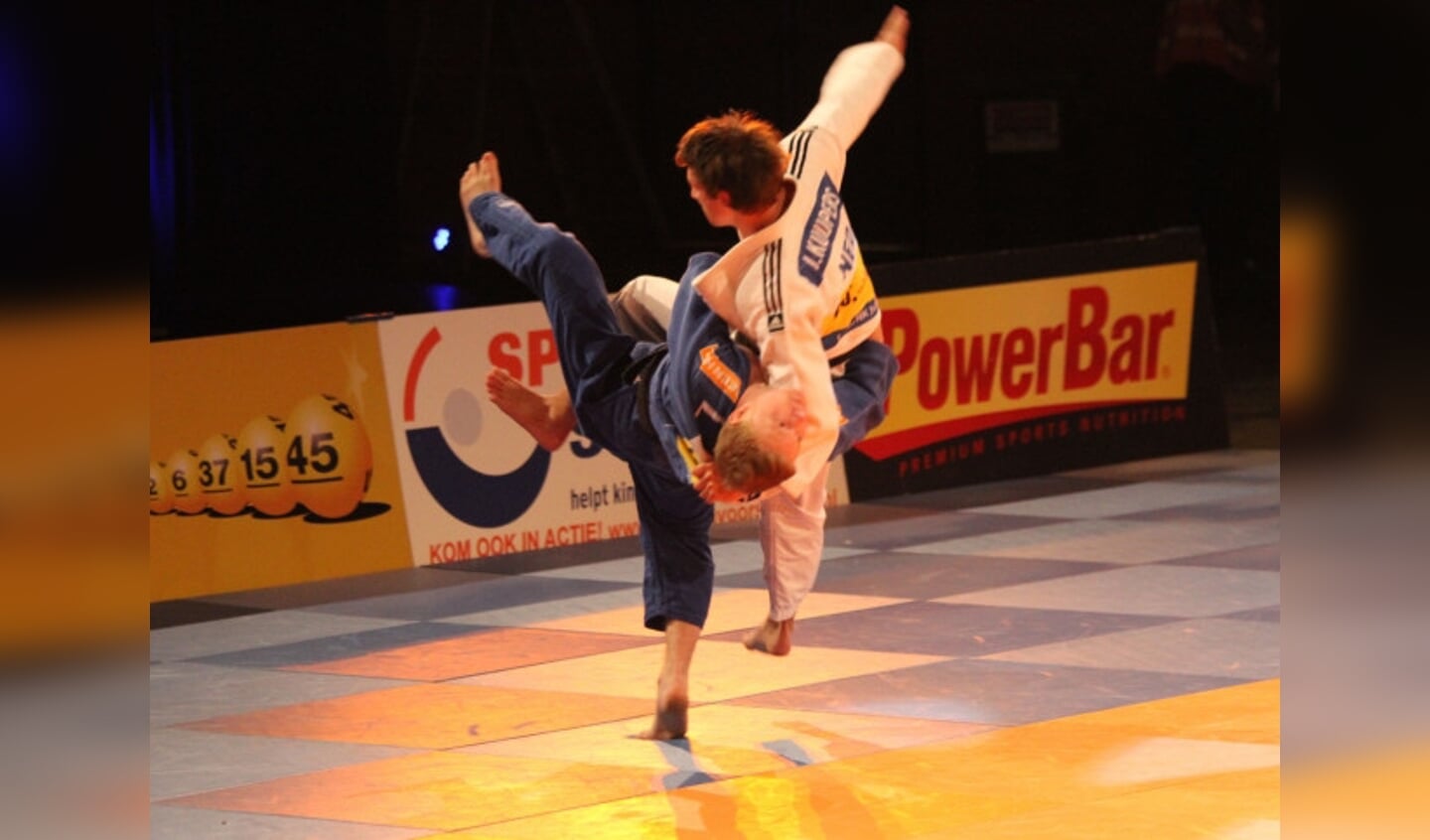 Arthur Heeres maakt een machtige tilworp