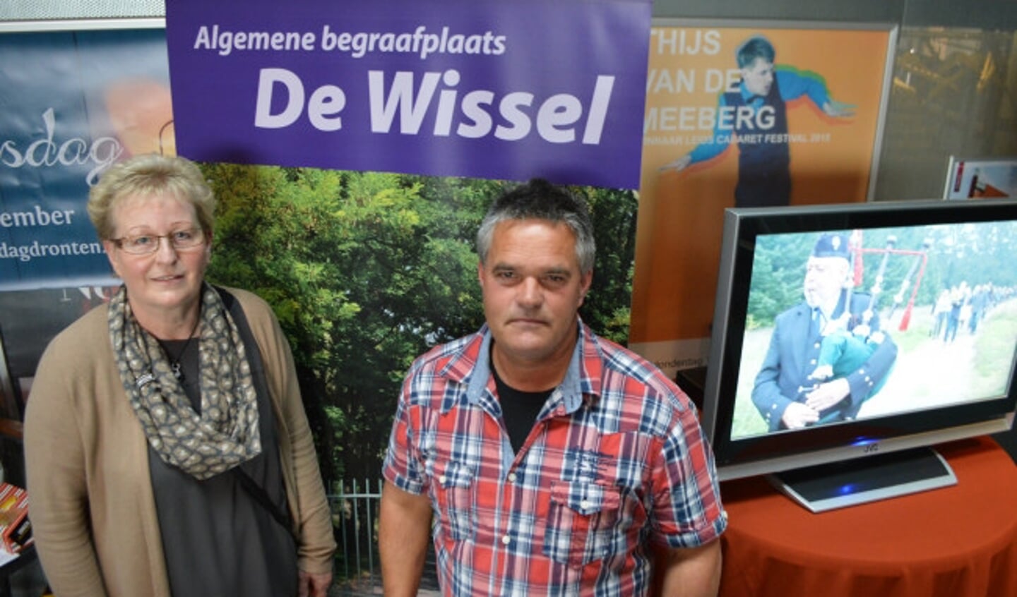  Gerrie Radewalt en Henk Keijzer op de uitvaartbeurs.
