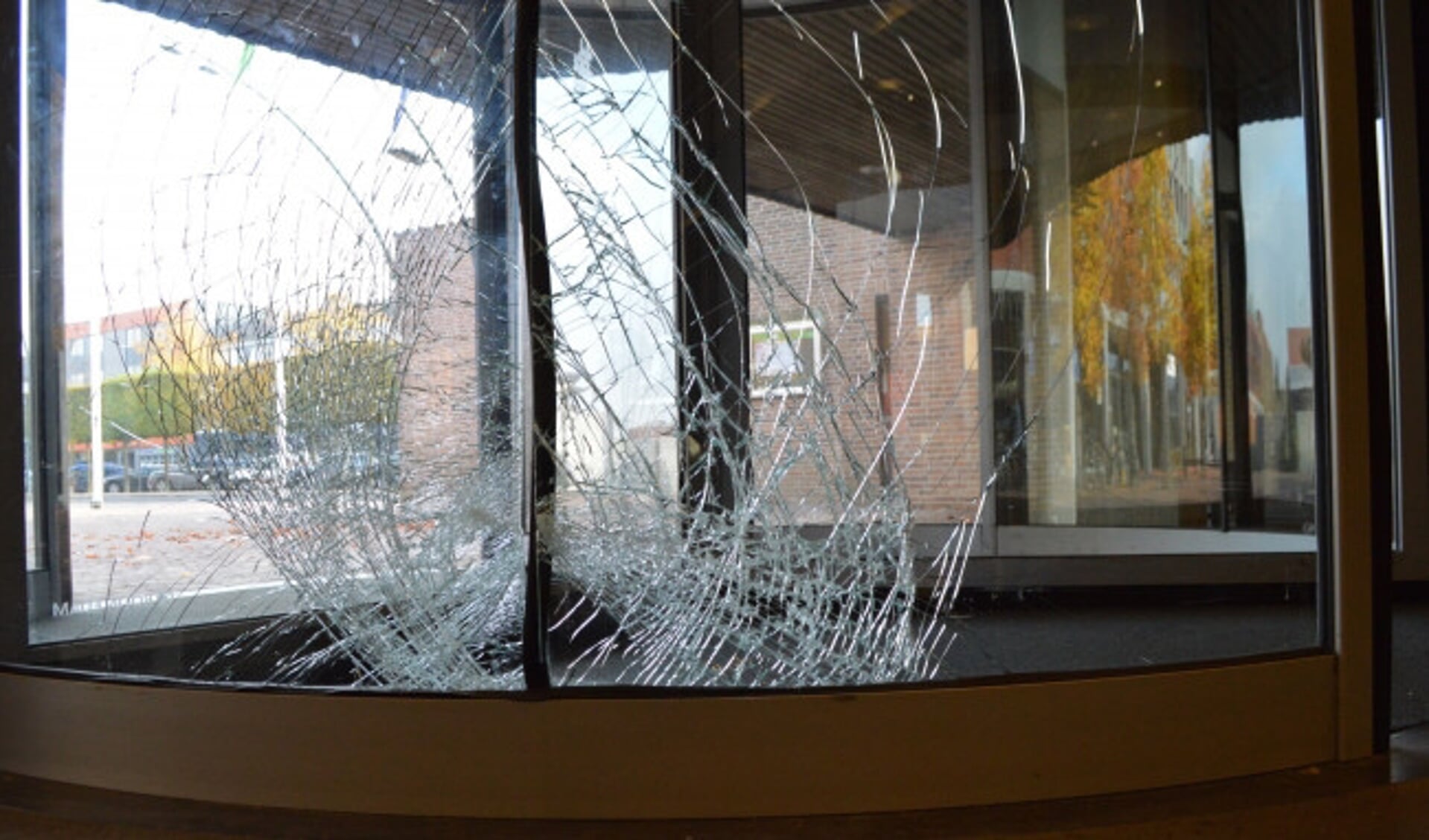  Glasschade in het gemeentehuis.