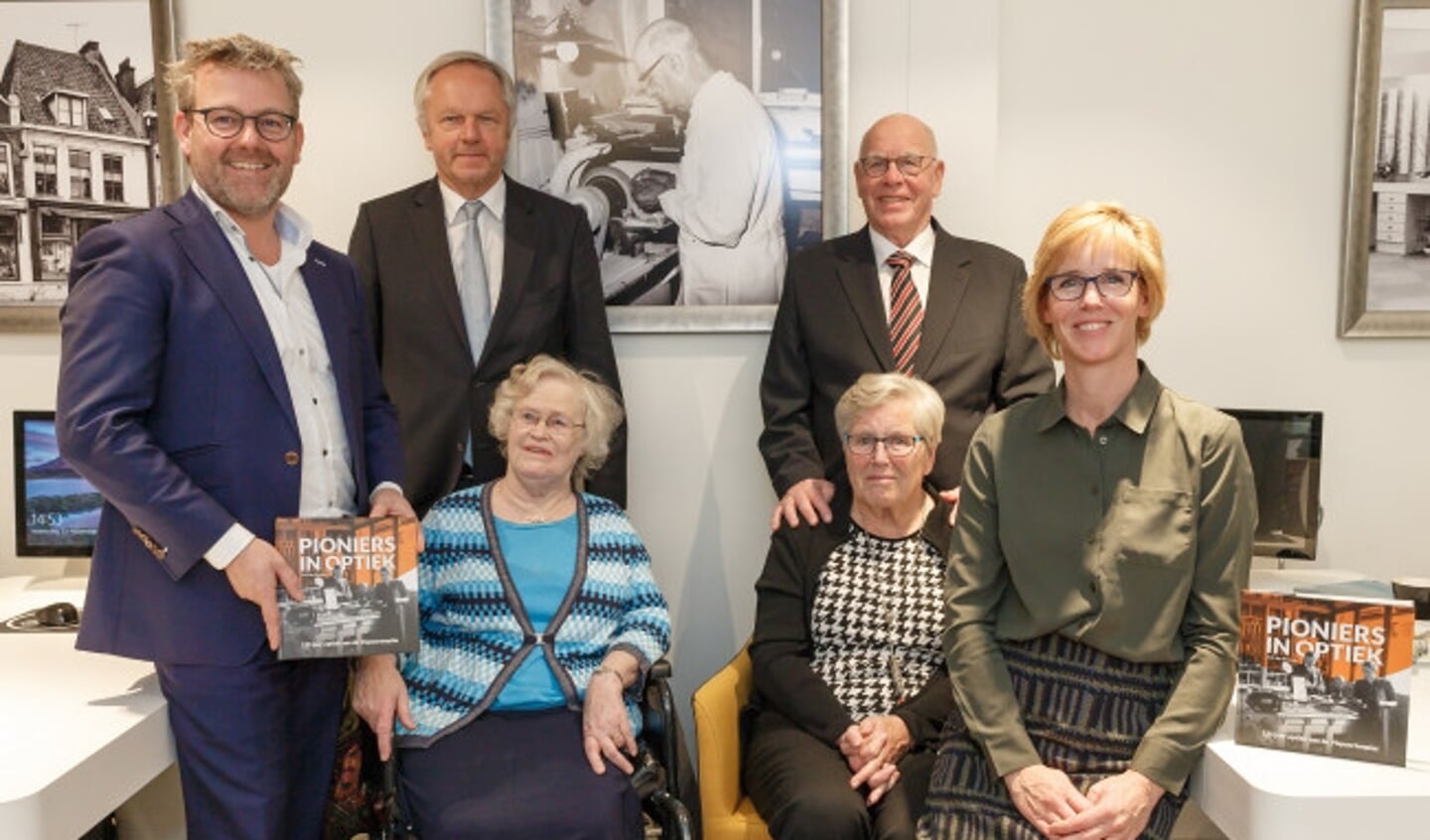  Burgemeester Henk Jan Meijer op de foto met de huidige eigenaren Arie en Annette van Vliet (links en rechts)