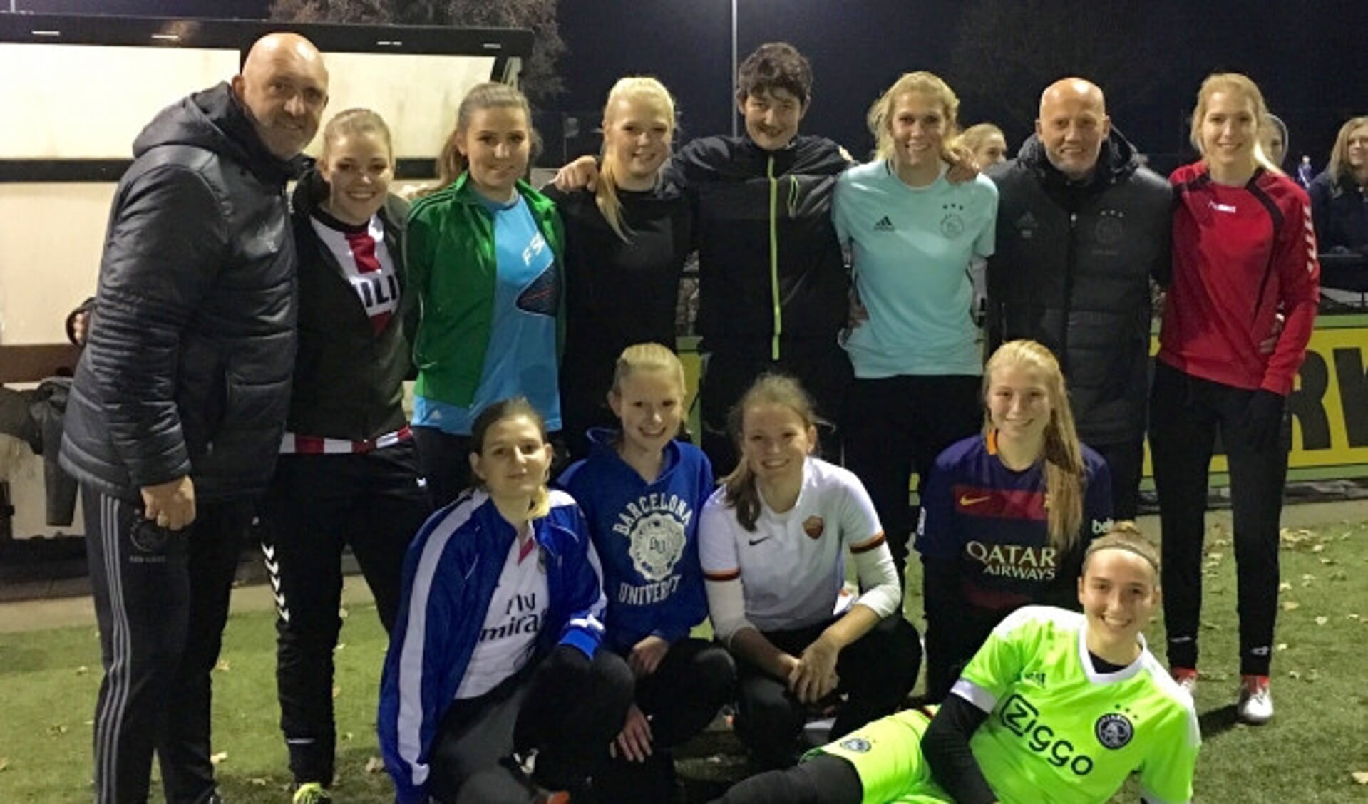  Ajax-trainer Ed Engelkes (links) met de vrouwen van Asv Dronten.