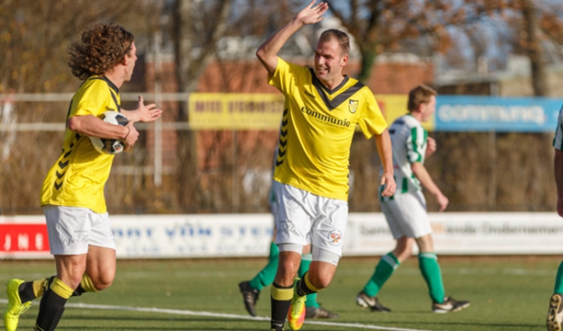  Van Oene en Nijland (met bal) vieren de 1-0