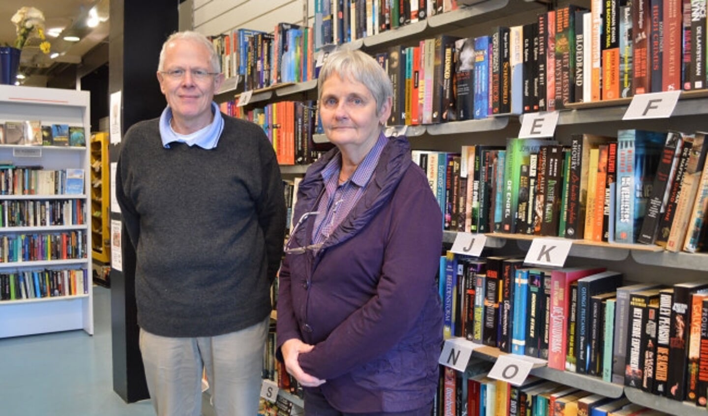  Jan Willem Seinhorst en Anneke Kleefstra in de boekenwinkel.