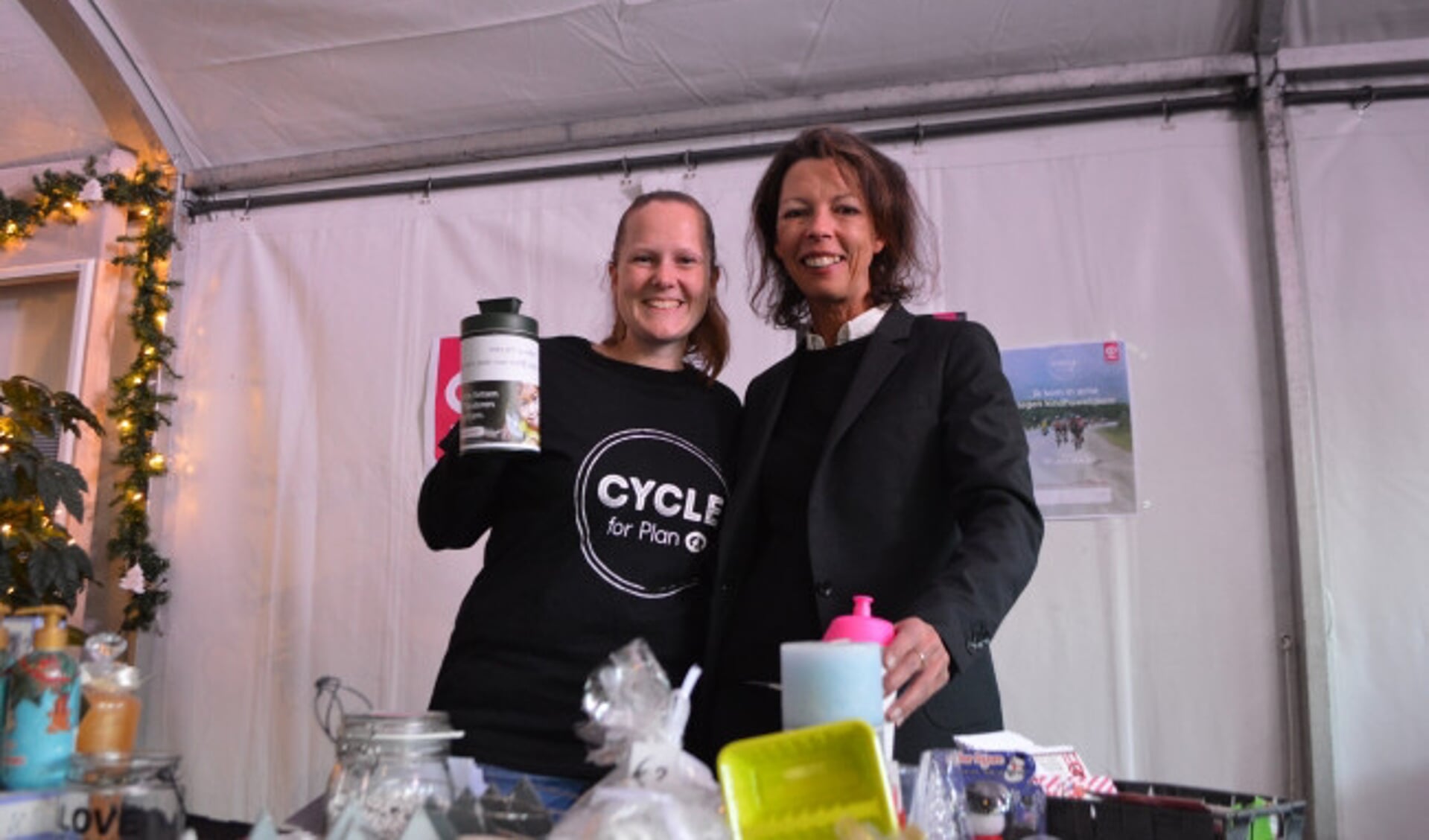  Desiree van Adrichem en Nathalie Minkman in de stand van de Vietnam-actie.