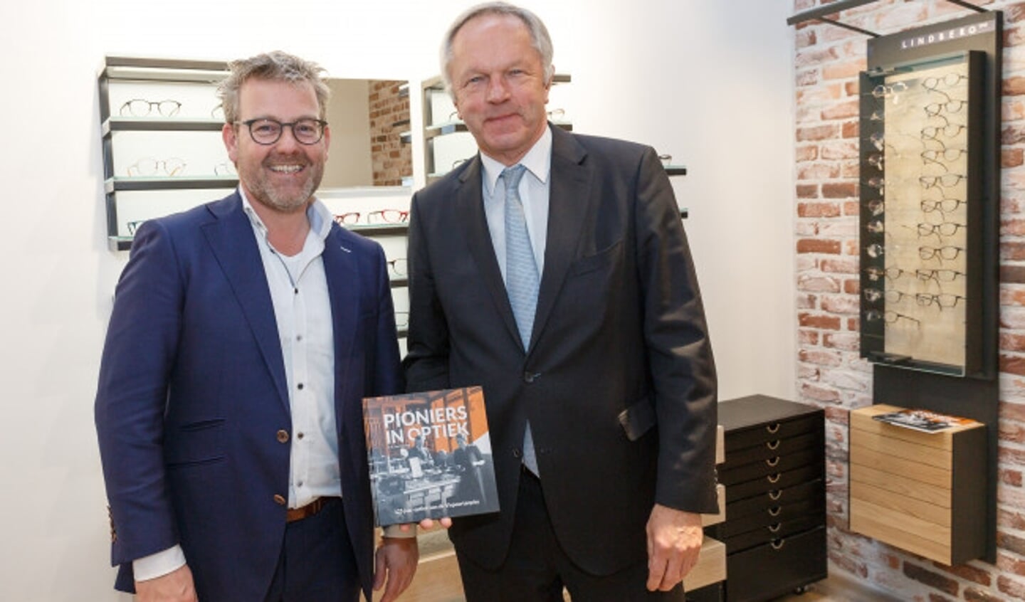  Burgemeester Henk Jan Meijer nam het eerste exemplaar in ontvangst uit handen van huidig eigenaar Arie van Vliet (l).
