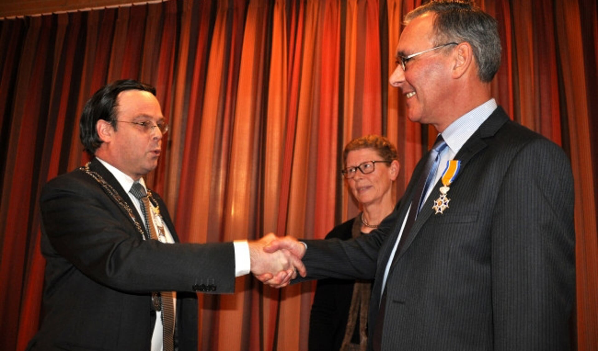  Izaäk de Muijnck (r) krijgt een hand van de burgemeester.