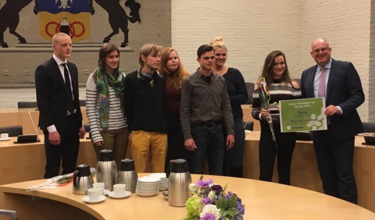 Yvanna van Vliet ontvangt de prijs uit handen van wethouder Van Bergen.