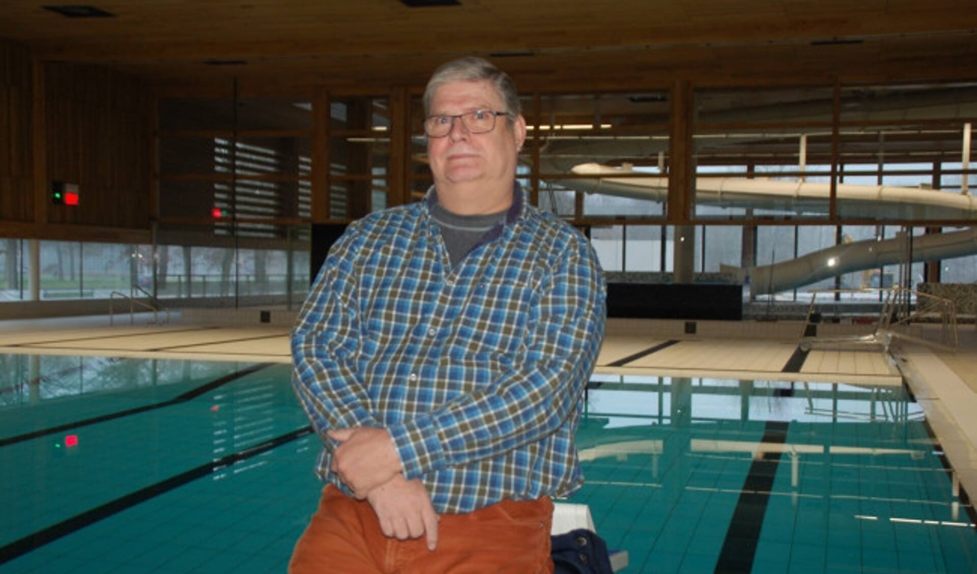  Deltasteur-voorzitter Han de Rooij in het nieuwe zwembad. 