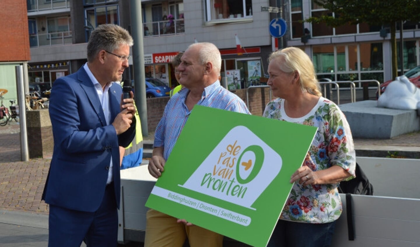 De introductie van de Pas van Dronten door wethouder Dirk Minne Vis (links)