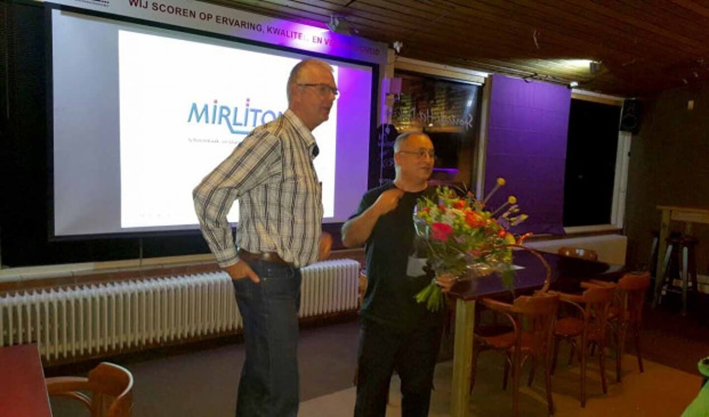 Bert Hermsen (links) en uitbater Binali Aksu van het sportcafé.