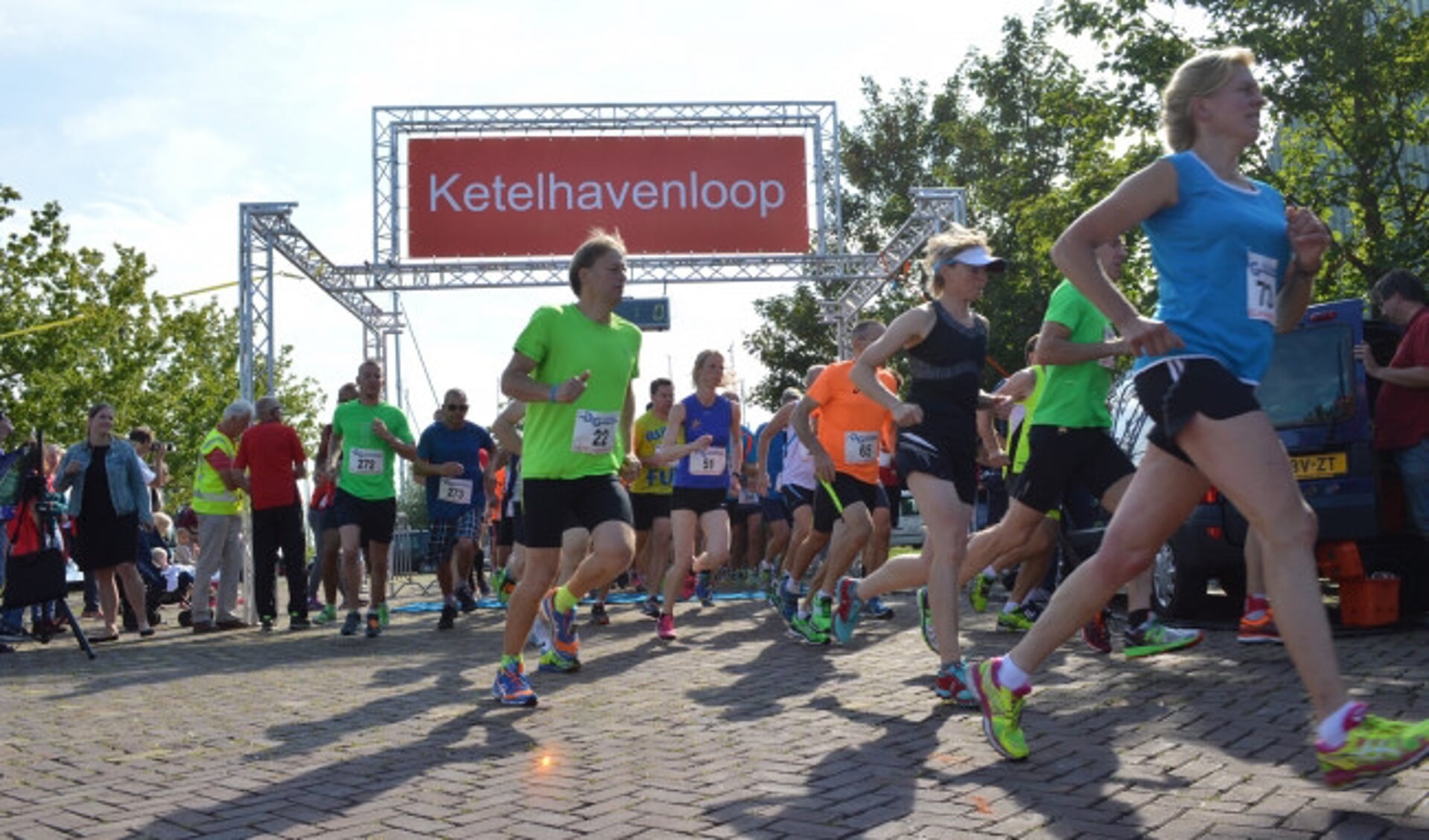  Start van de 'vierde Driedorpenloop' in Ketelhaven.